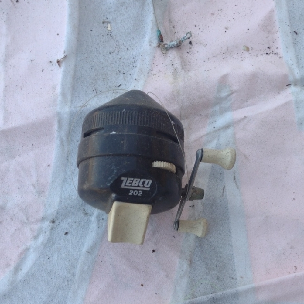 Zebco 202 Fishing Reel Black and Cream